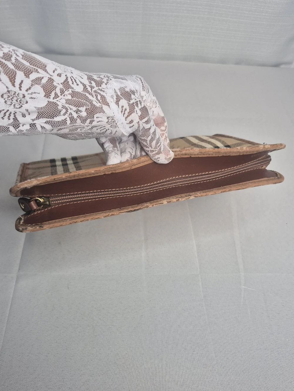 Burberrys Nova Check Plaid Tan Pouch UNISEX COA - Picture 12 of 12